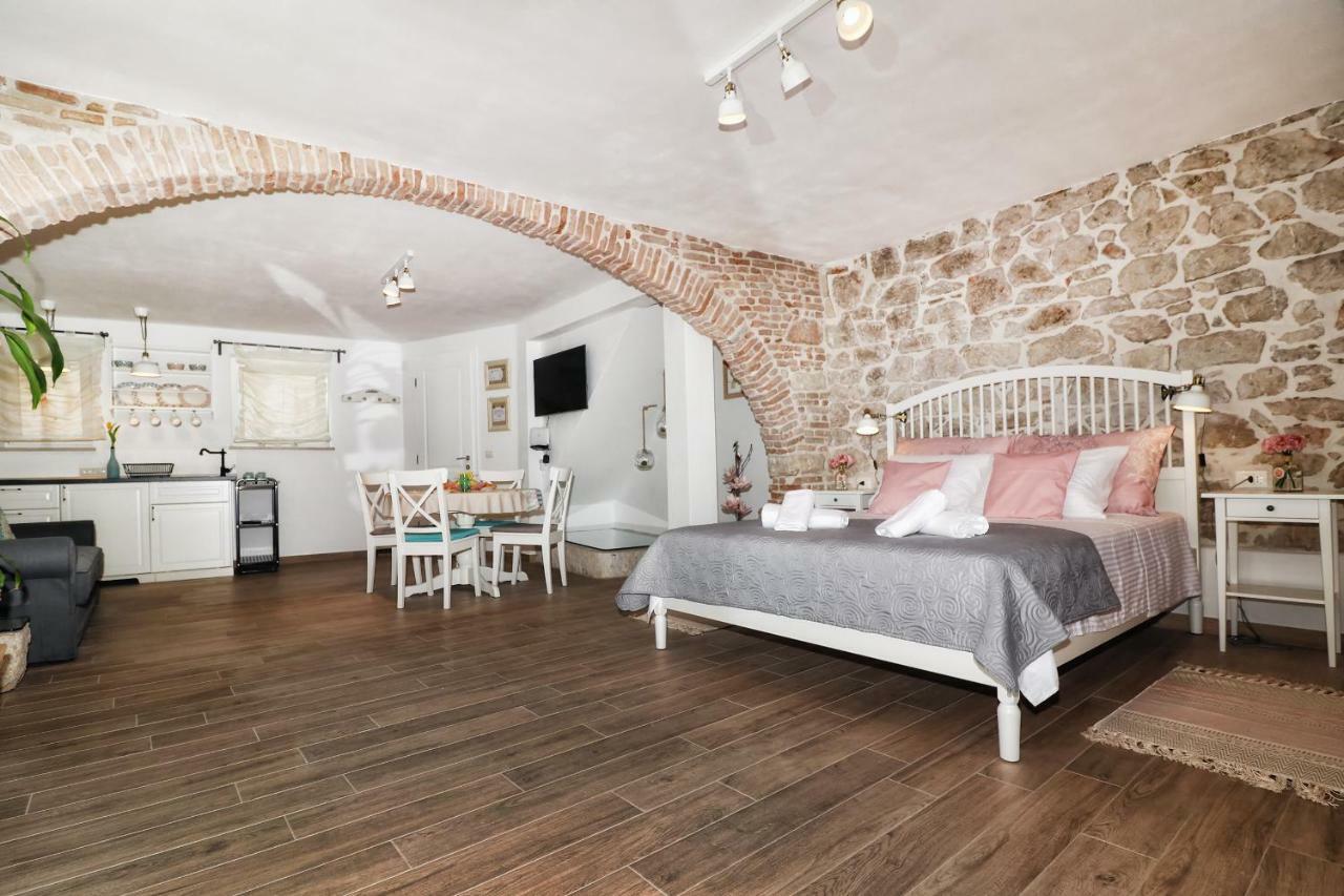 Cozy Apartment Mari Ровінь Екстер'єр фото
